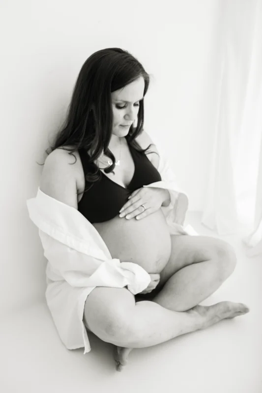 black and white pregnancy photo shoot in Kingston upon Thames