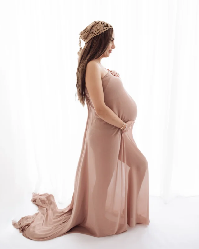 CONTEMPORARY maternity session in New Malden